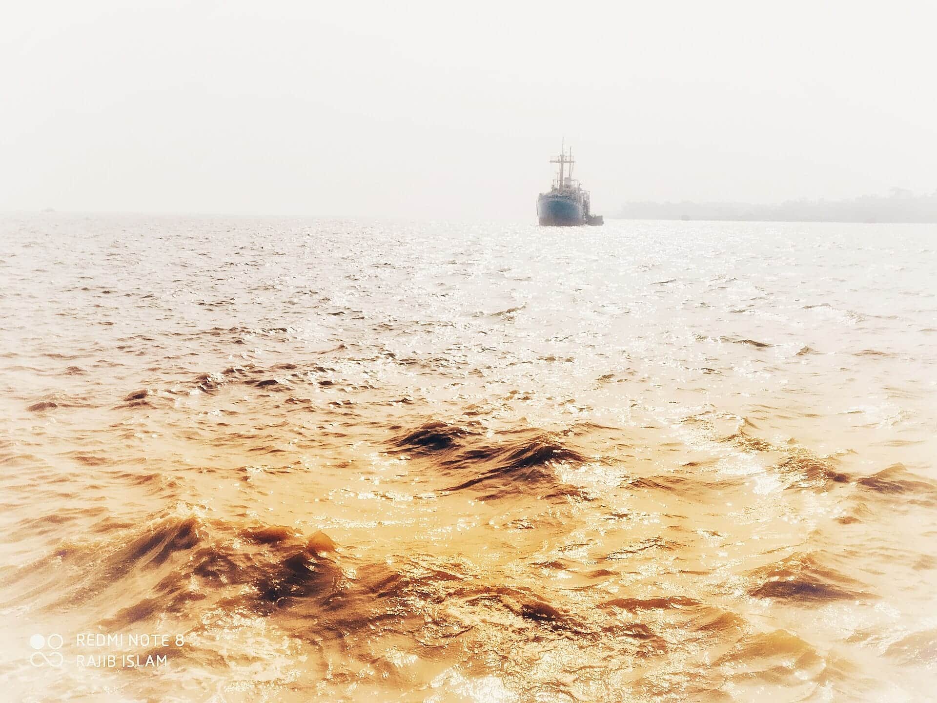 হাতিয়ার তীরে বাঁধা কাঠের মাছ ধরার নৌকা