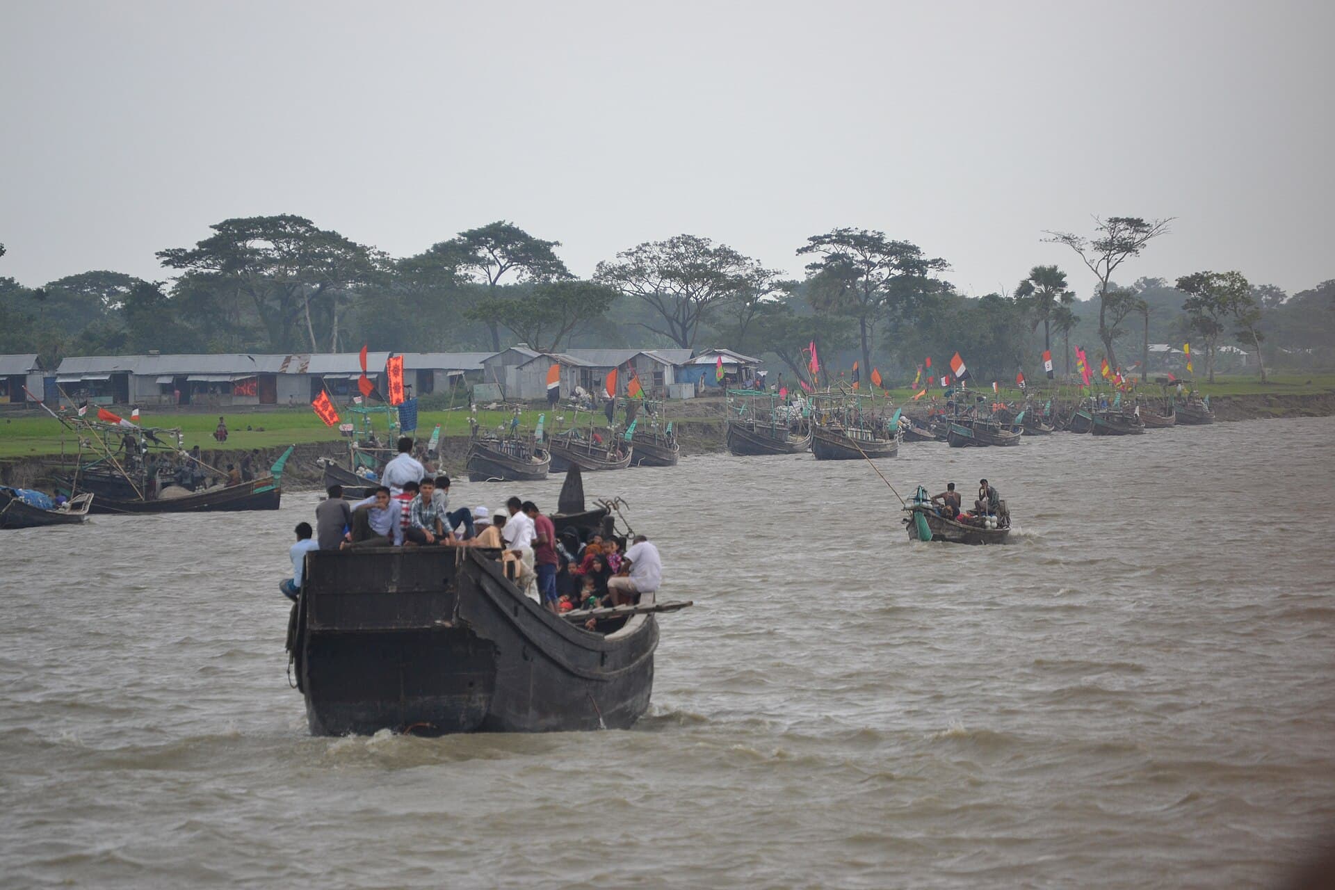 হাতিয়া দ্বীপের গাছে ঘেরা একটি গ্রামের পথ
